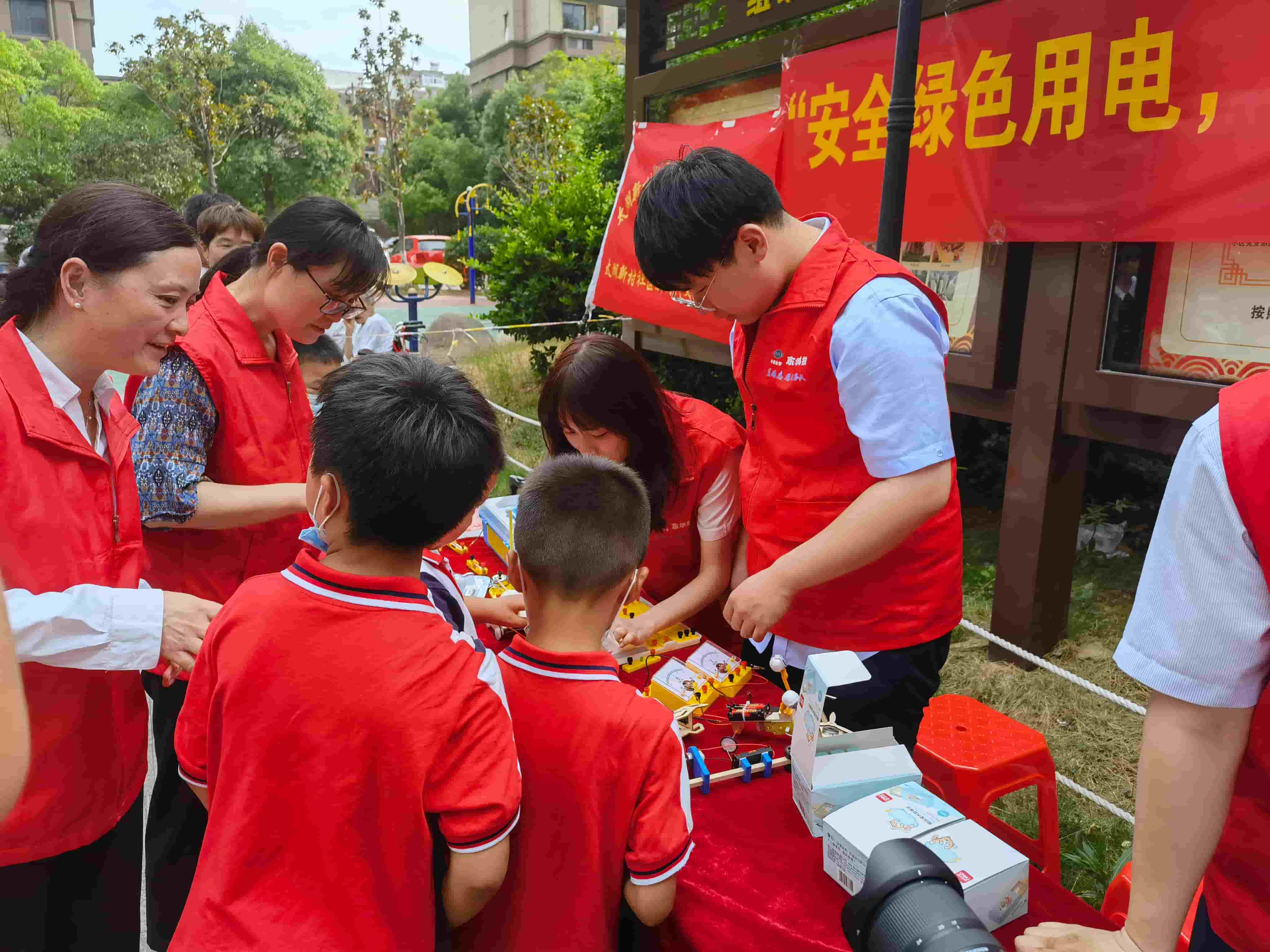 2021年6月21日，藍鴿志愿服務隊前往社區(qū)開展“安全用電，安全你我”志愿活動（1）